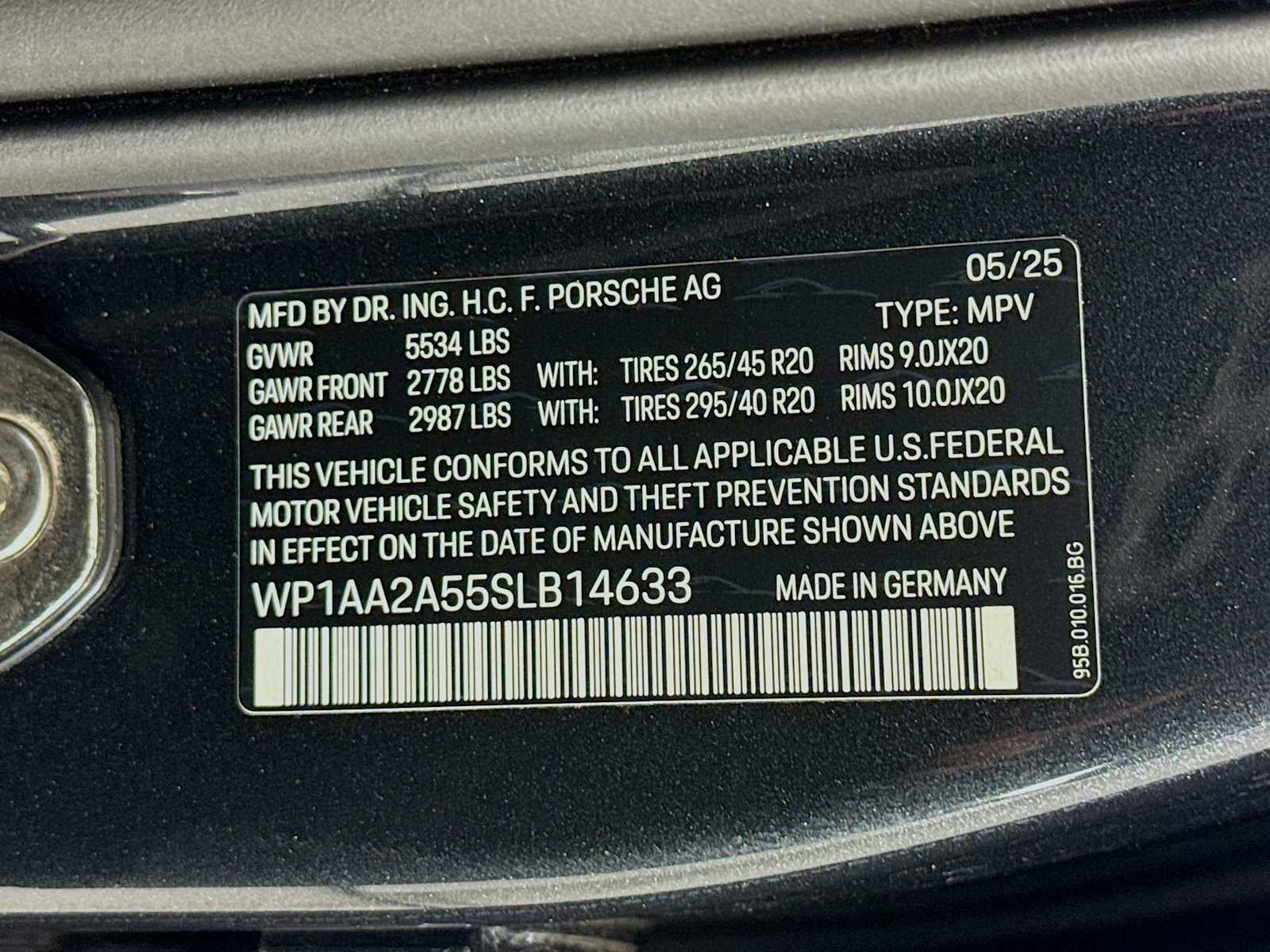 Certified 2025 Porsche Macan AWD/4WD image 32