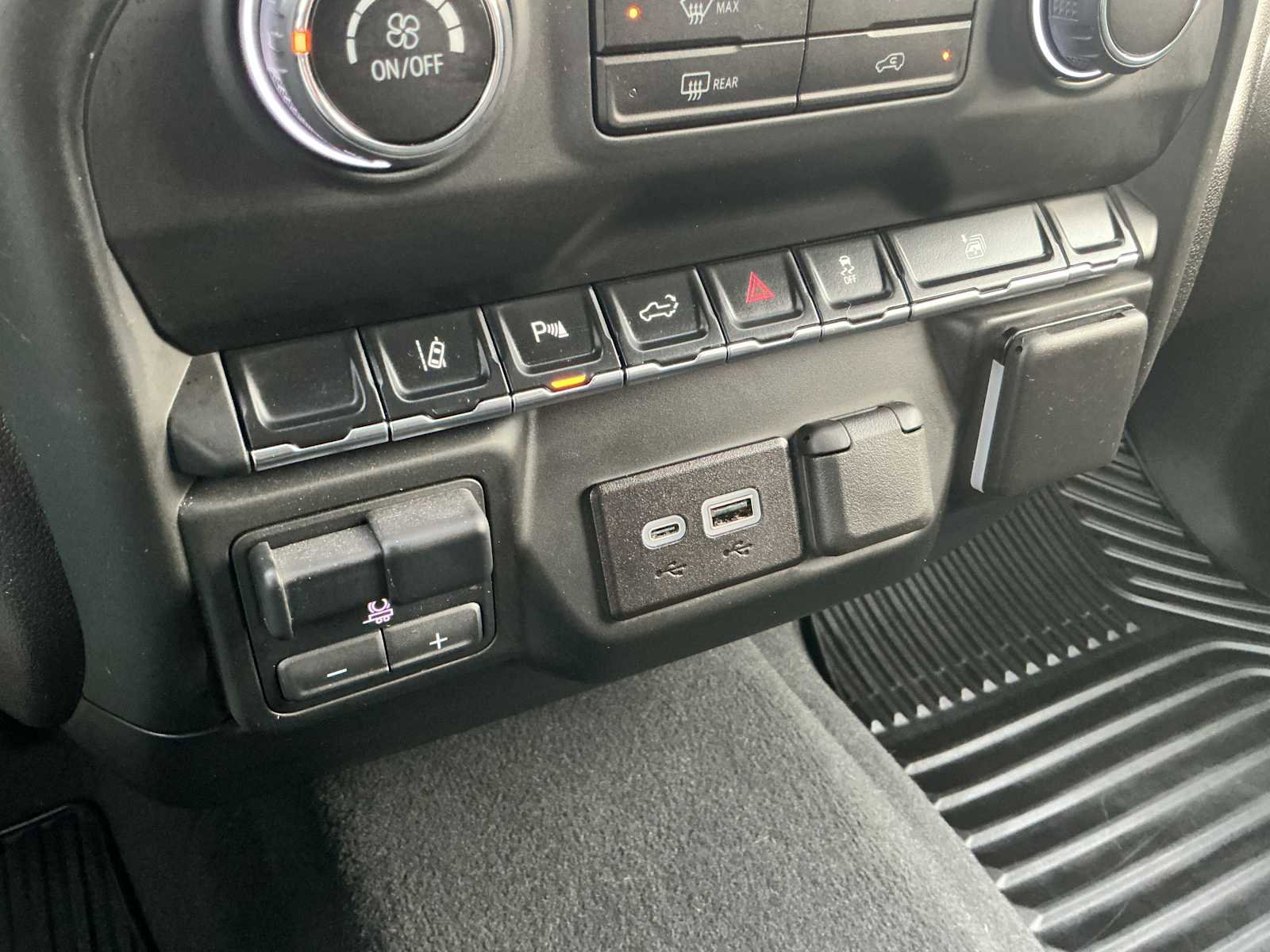 Used 2024 Chevrolet Silverado 2500 Custom w/ Custom Value Package image 16