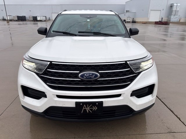 Used 2023 Ford Explorer XLT AWD/4WD image 3