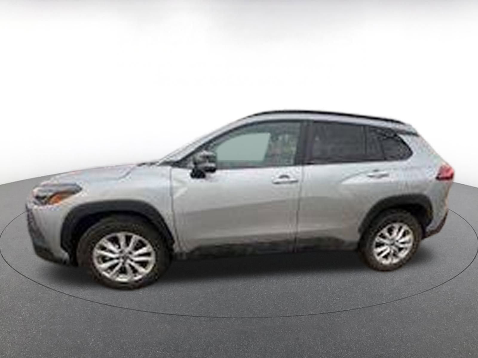 Used 2025 Toyota Corolla Cross LE image 4