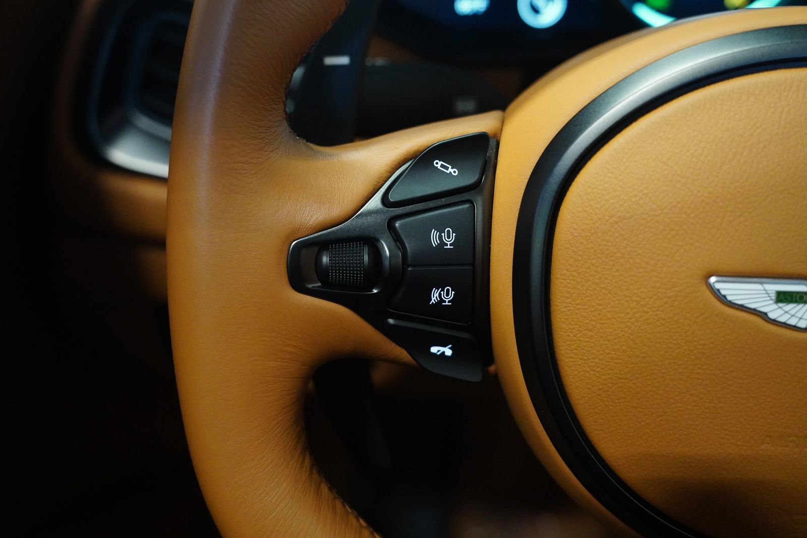Used 2021 Aston Martin V8 Vantage Roadster RWD image 18