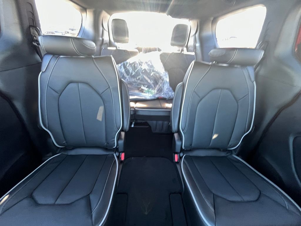 New 2026 Chrysler Pacifica Limited image 5