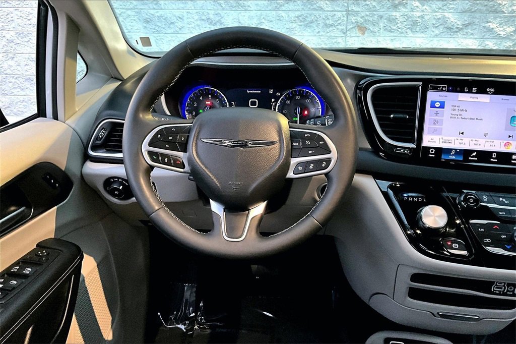Used 2024 Chrysler Pacifica Touring-L image 4