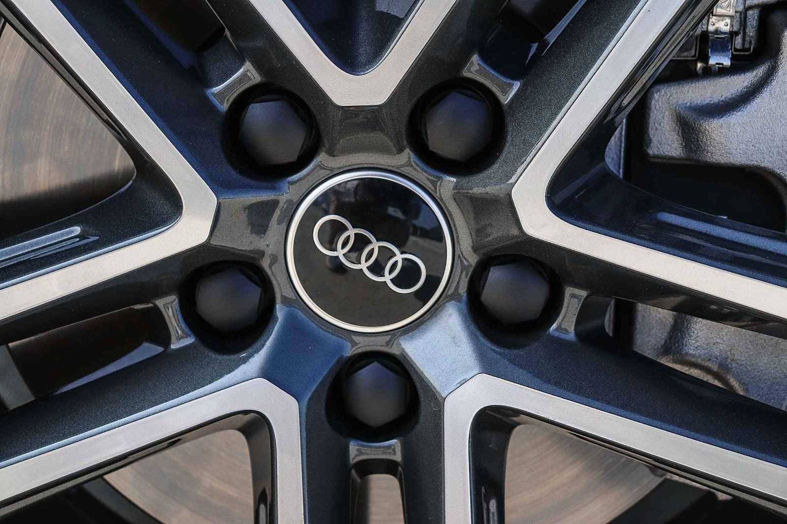 Used 2025 Audi Q5 Premium w/ Convenience Package image 15