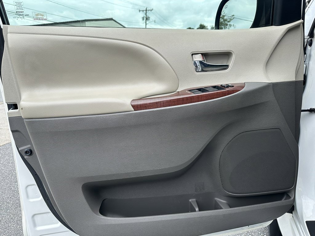 Used 2013 Toyota Sienna XLE image 10