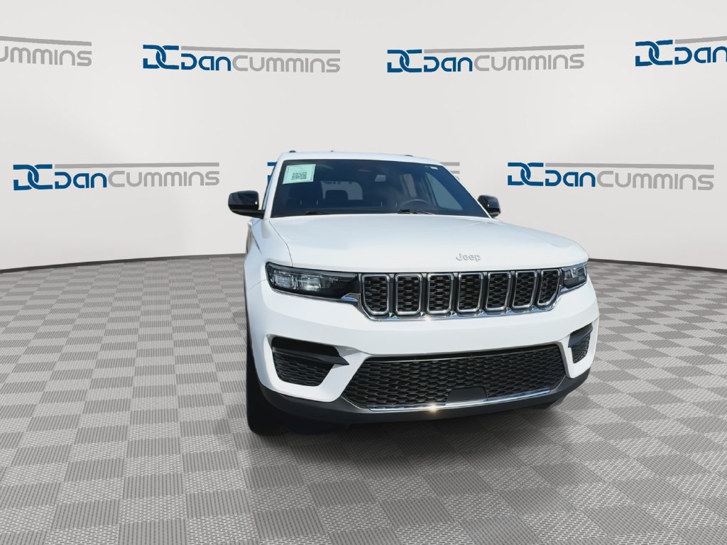 Used 2024 Jeep Grand Cherokee Laredo w/ Luxury Tech Group I AWD/4WD image 3