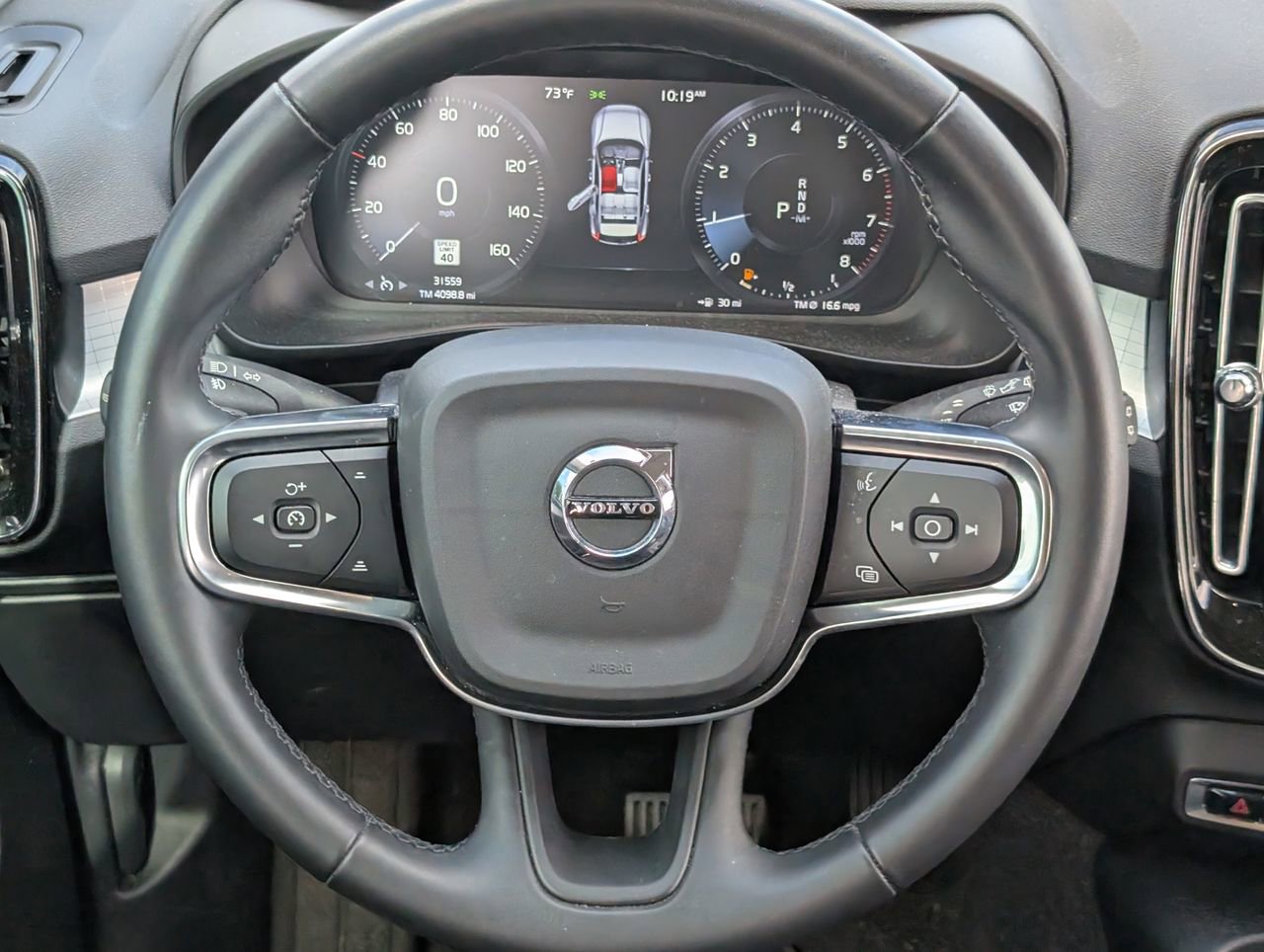 Used 2022 Volvo XC40 T4 Momentum image 11