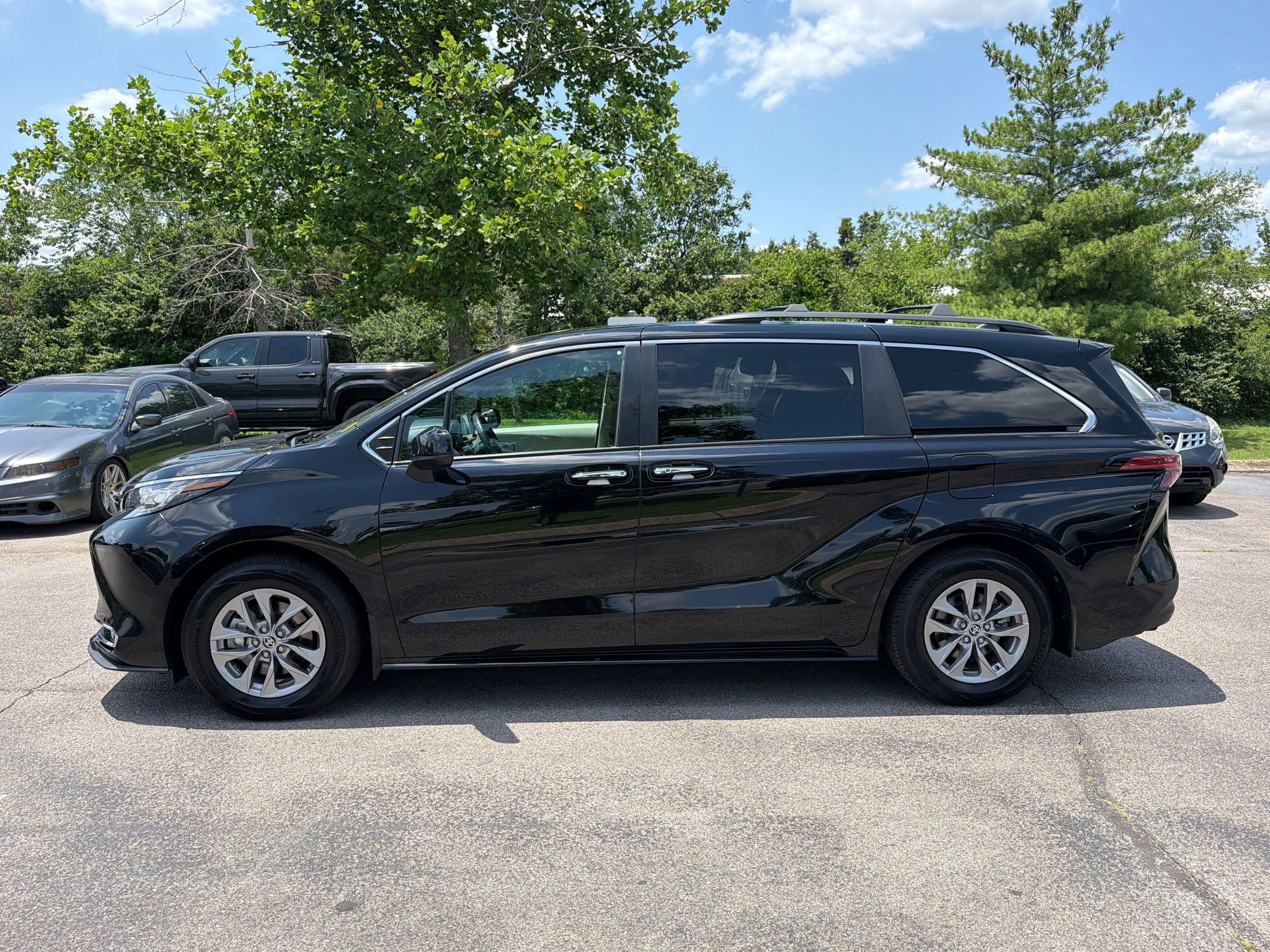 Used 2022 Toyota Sienna XLE FWD image 2