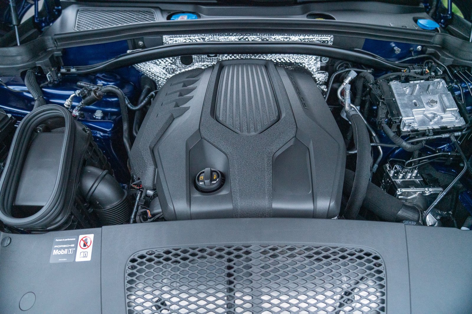 Certified 2026 Porsche Macan Turbo AWD/4WD image 30