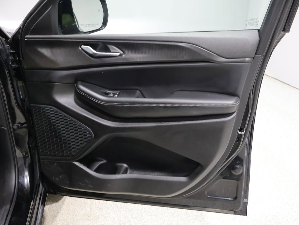 Used 2023 Jeep Grand Cherokee L Laredo image 24