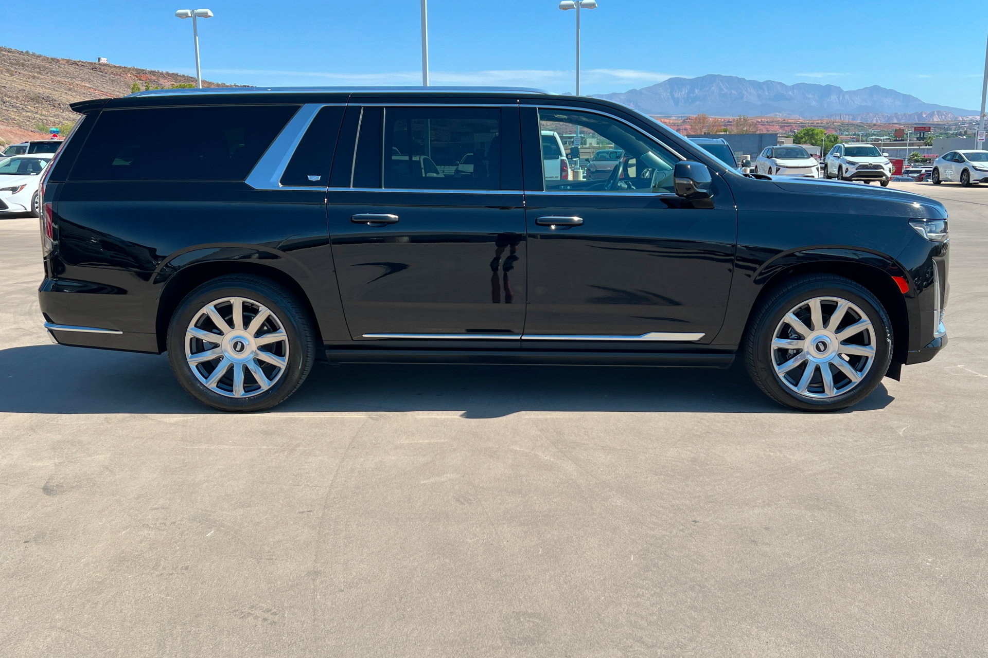 Used 2024 Cadillac Escalade ESV Premium Luxury Platinum AWD/4WD image 7