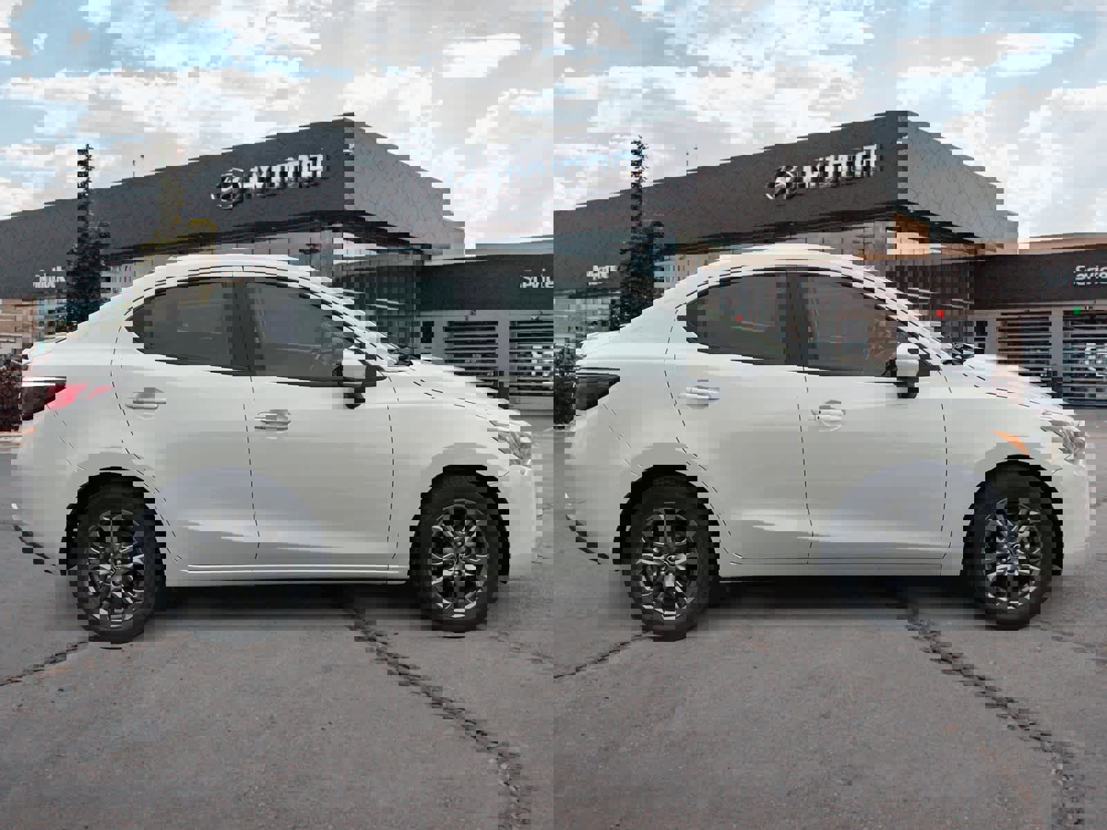 Used 2019 Toyota Yaris LE image 6