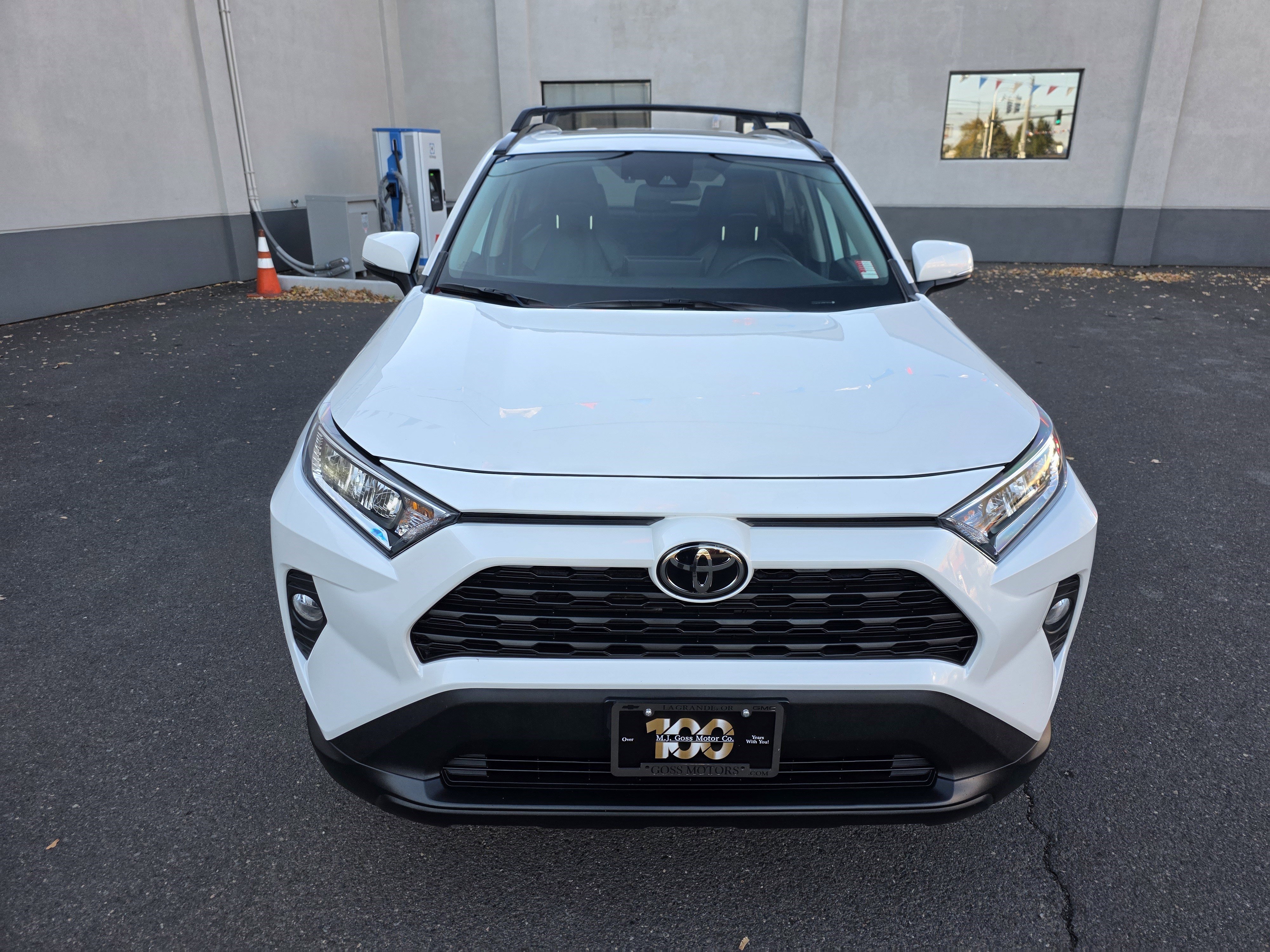Used 2021 Toyota RAV4 XLE Premium image 3