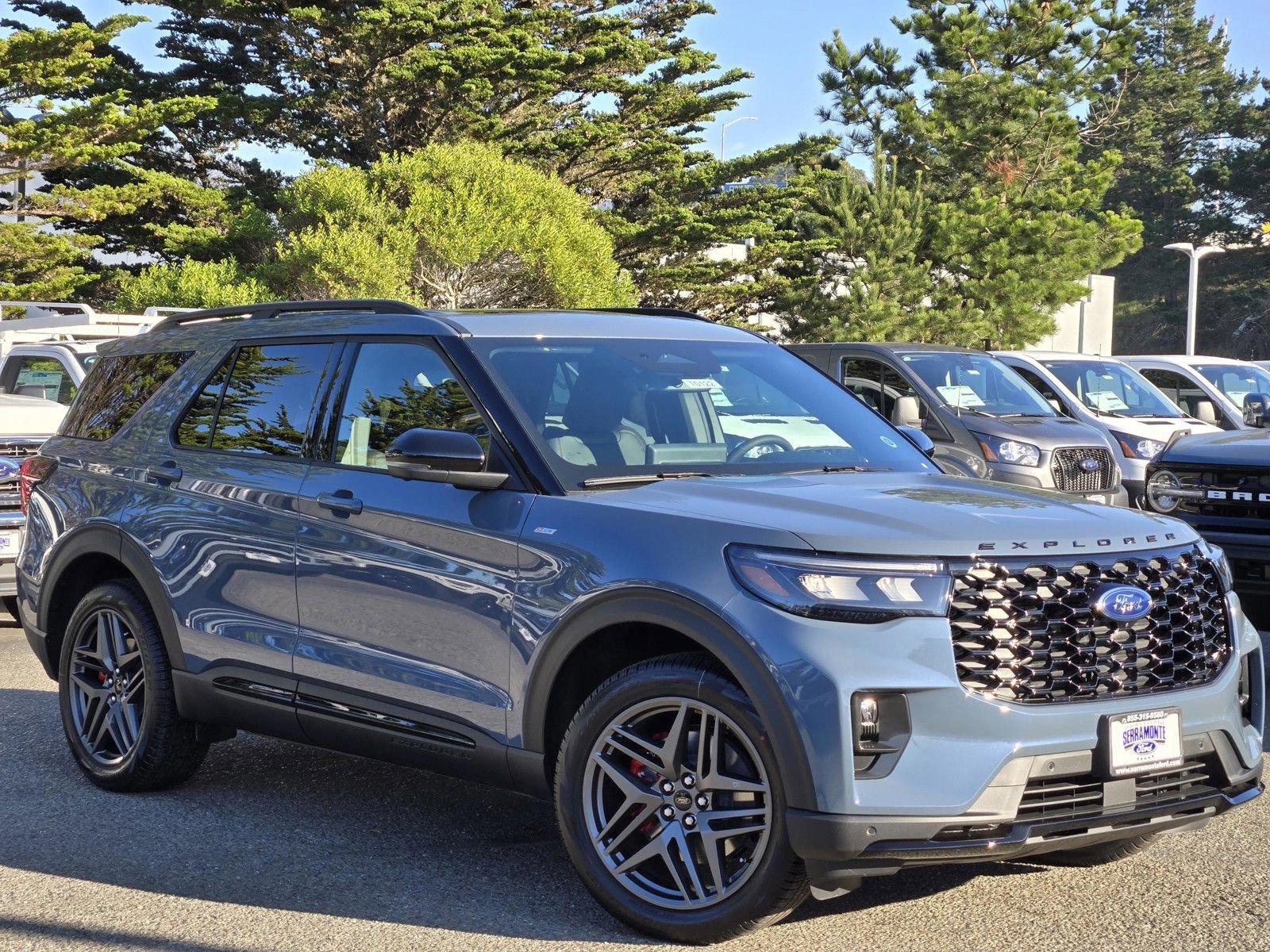 Used 2026 Ford Explorer ST-Line w/ ST-Line Street Pack image 2