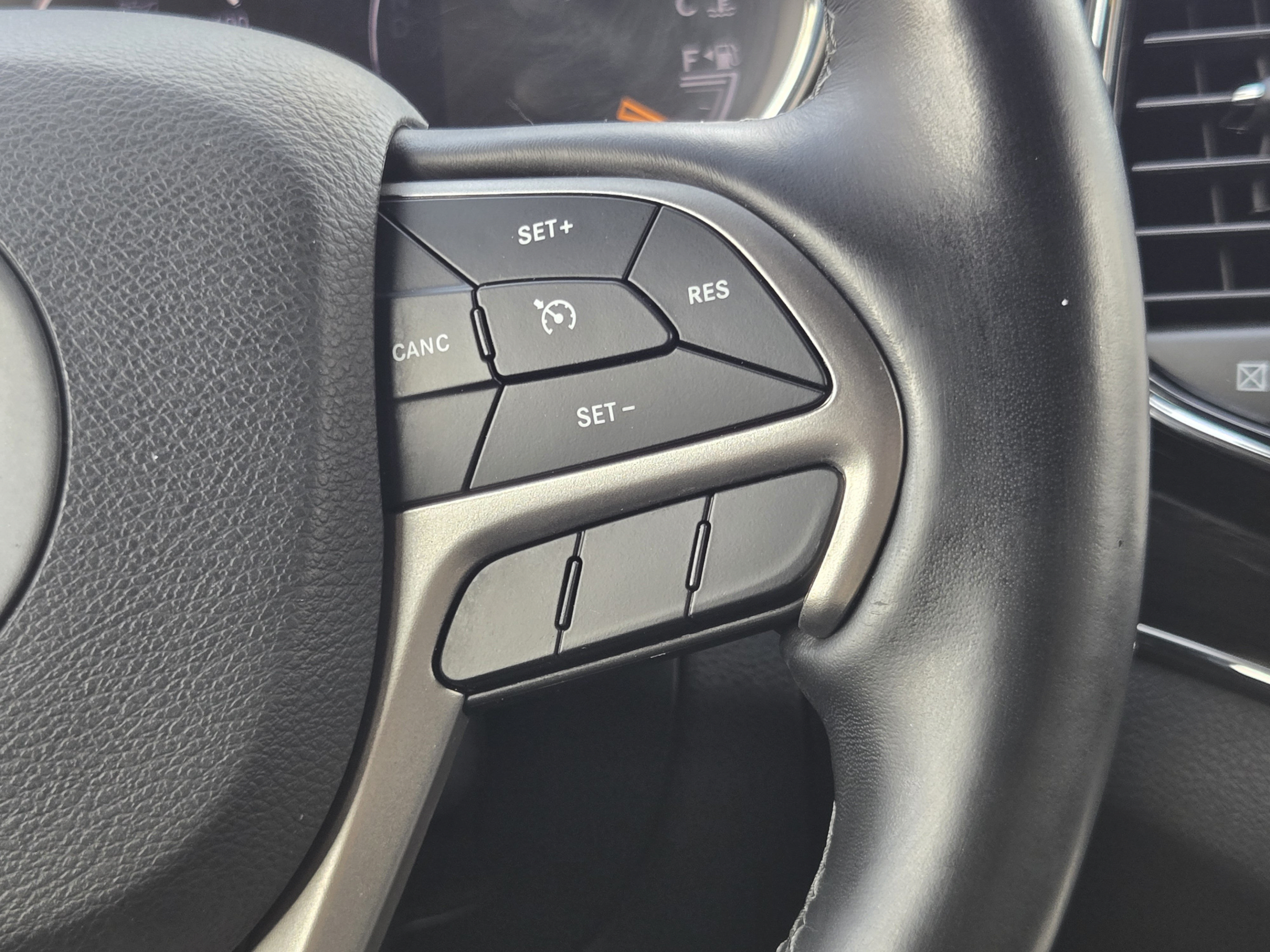 Used 2020 Jeep Grand Cherokee Overland RWD image 25