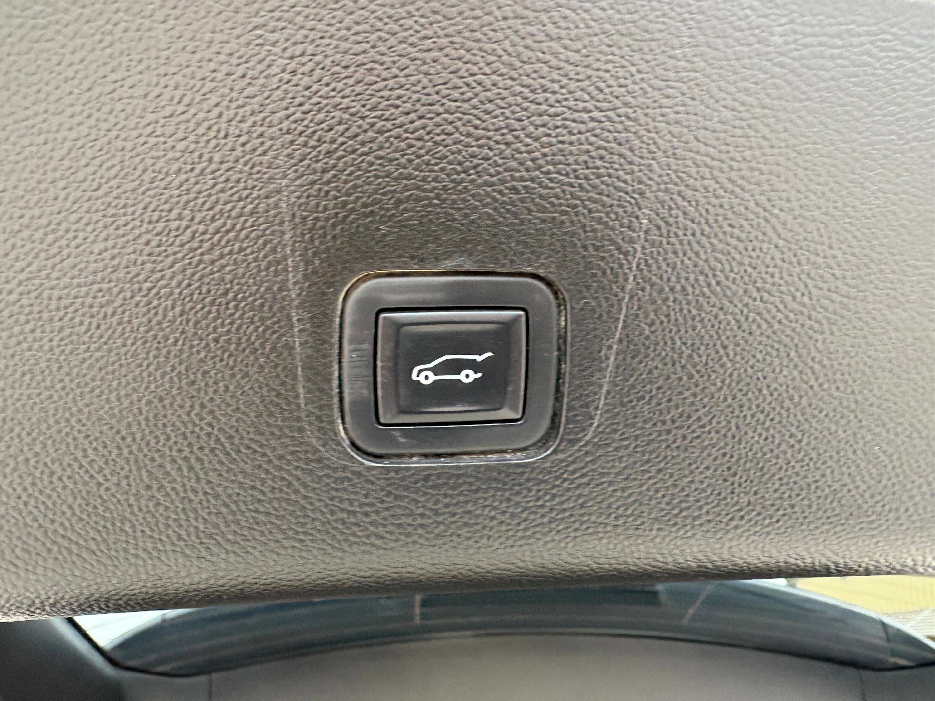 Used 2018 Chevrolet Traverse High Country image 16