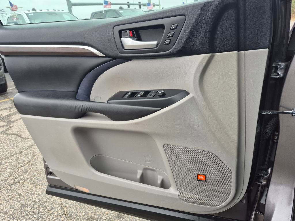 Used 2016 Toyota Highlander Limited image 18