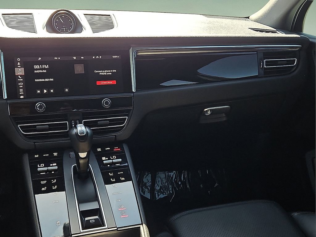 Used 2023 Porsche Macan image 10