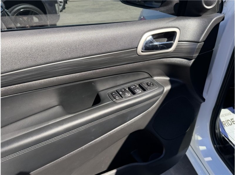 Used 2020 Jeep Grand Cherokee Altitude AWD/4WD image 17