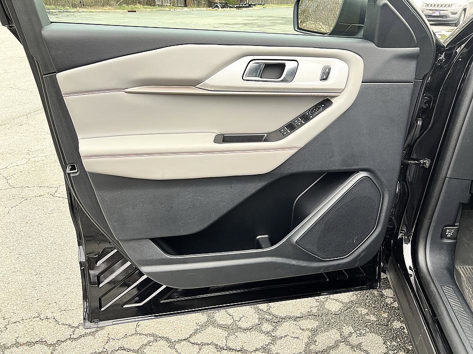 Used 2025 Ford Explorer Active w/ Active Comfort Package image 9