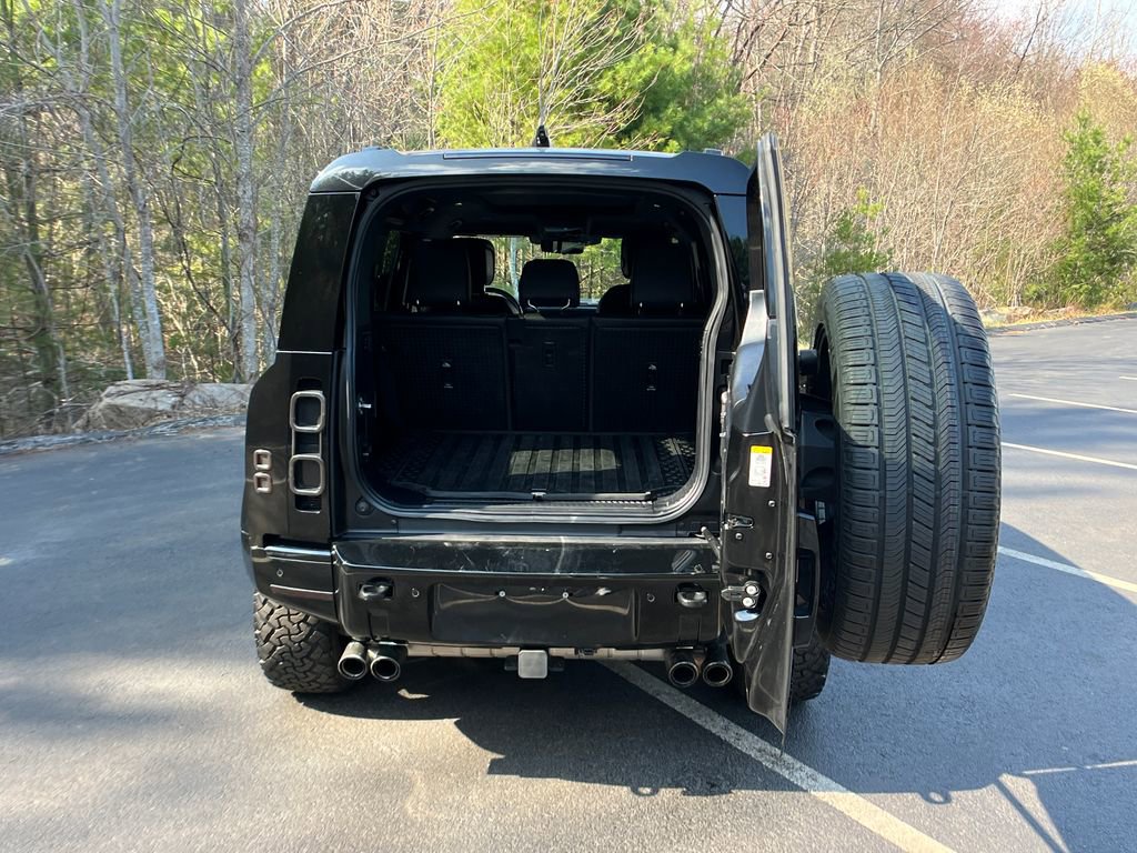 Used 2024 Land Rover Defender 110 X-Dynamic SE image 10