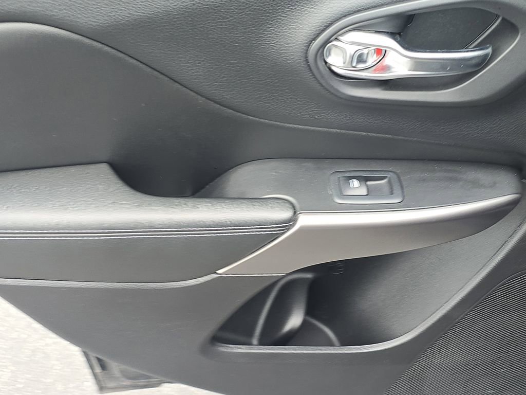 Used 2019 Jeep Cherokee Latitude Plus image 10