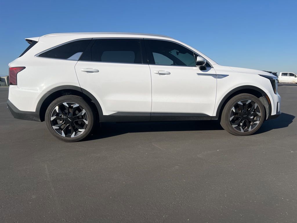 Used 2025 Kia Sorento EX w/ Panoramic Sunroof Package image 4
