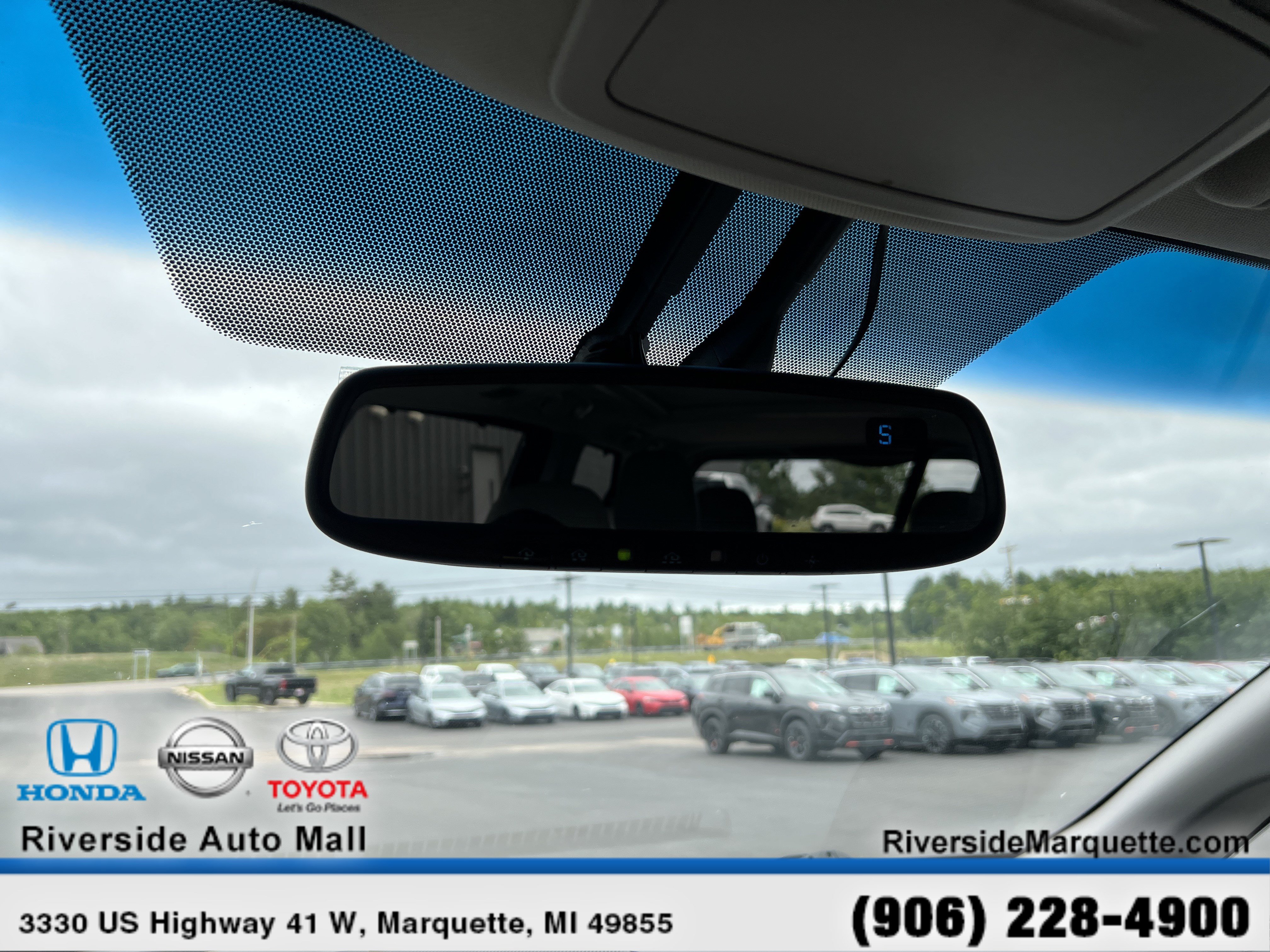 Used 2015 Toyota Sienna Limited Premium w/ Four Season Floor Mat Package FWD image 18
