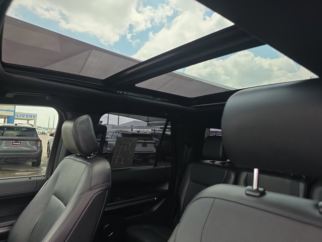 Used 2018 Ford Expedition Max XLT w/ Equipment Group 202A AWD/4WD image 13