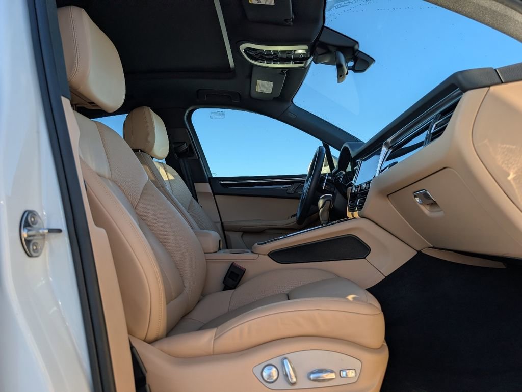 Certified 2022 Porsche Macan image 17
