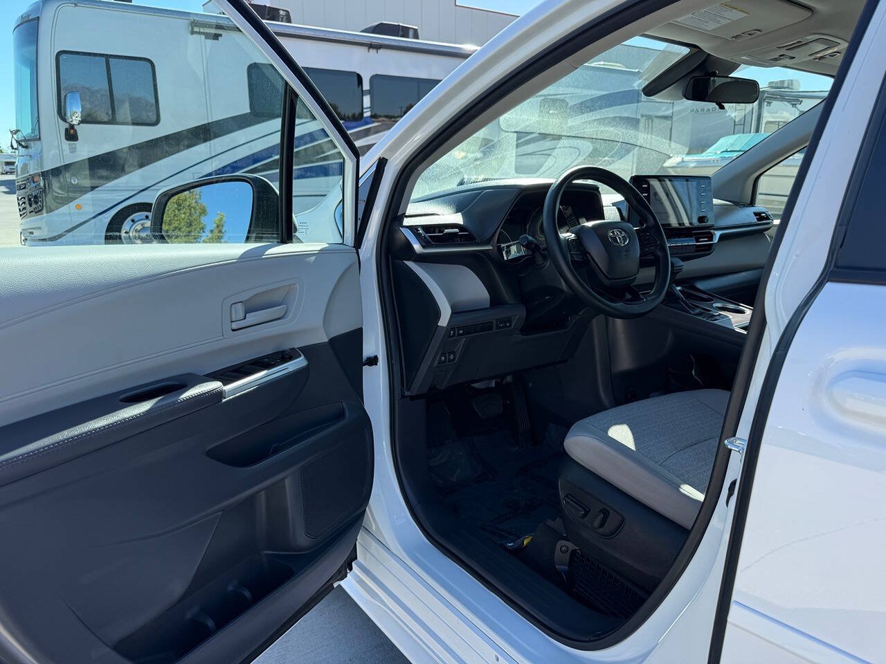 Used 2024 Toyota Sienna LE AWD/4WD image 15