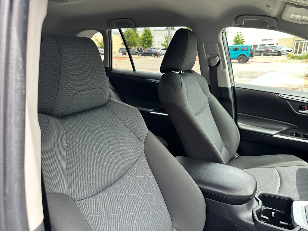 Used 2025 Toyota RAV4 XLE FWD image 36