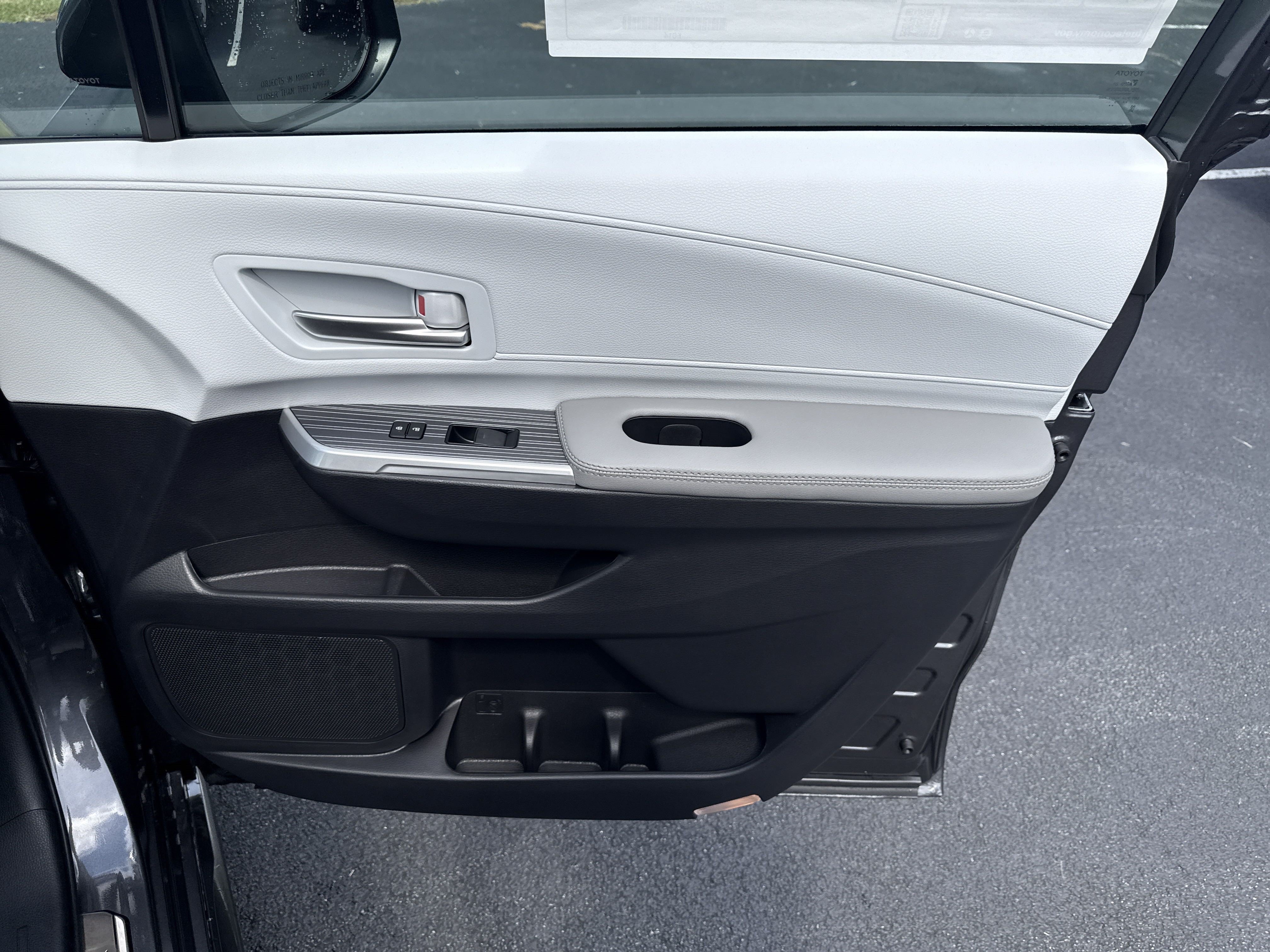 New 2025 Toyota Sienna XLE w/ XLE Plus Package FWD image 40