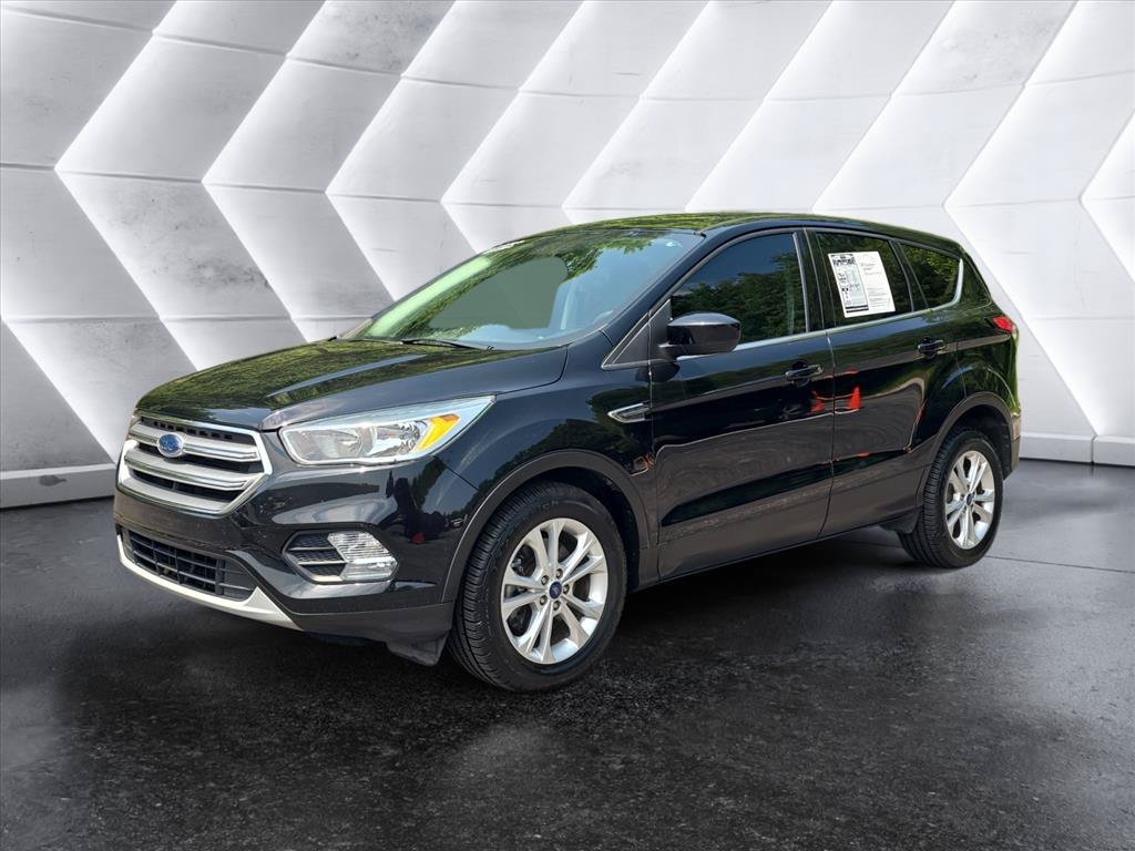 Used 2017 Ford Escape SE w/ SE Cold Weather Package FWD image 1