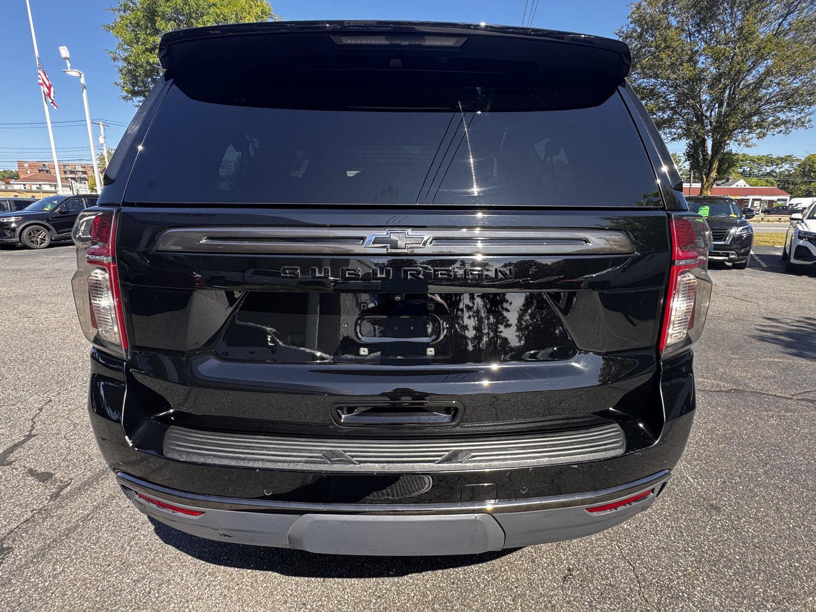 Certified 2022 Chevrolet Suburban Z71 w/ Luxury Package AWD/4WD image 6