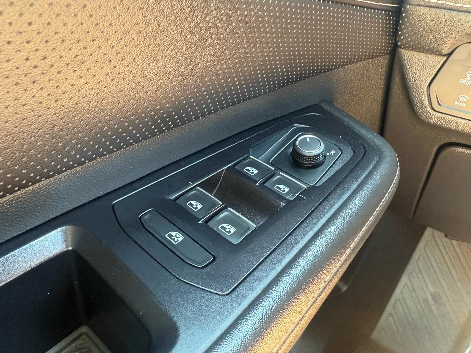 Used 2025 Volkswagen Atlas SE AWD/4WD image 19