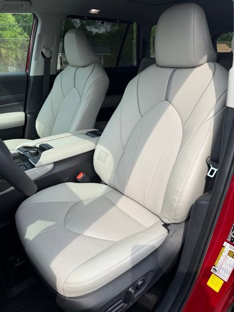 Used 2025 Toyota Grand Highlander AWD image 9