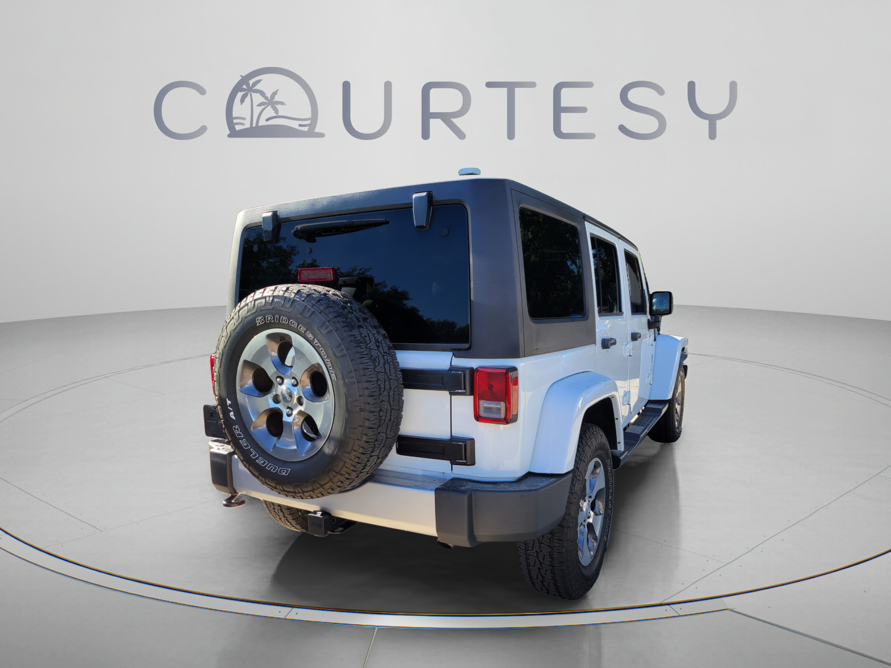 Used 2018 Jeep Wrangler Unlimited Sahara AWD/4WD image 3