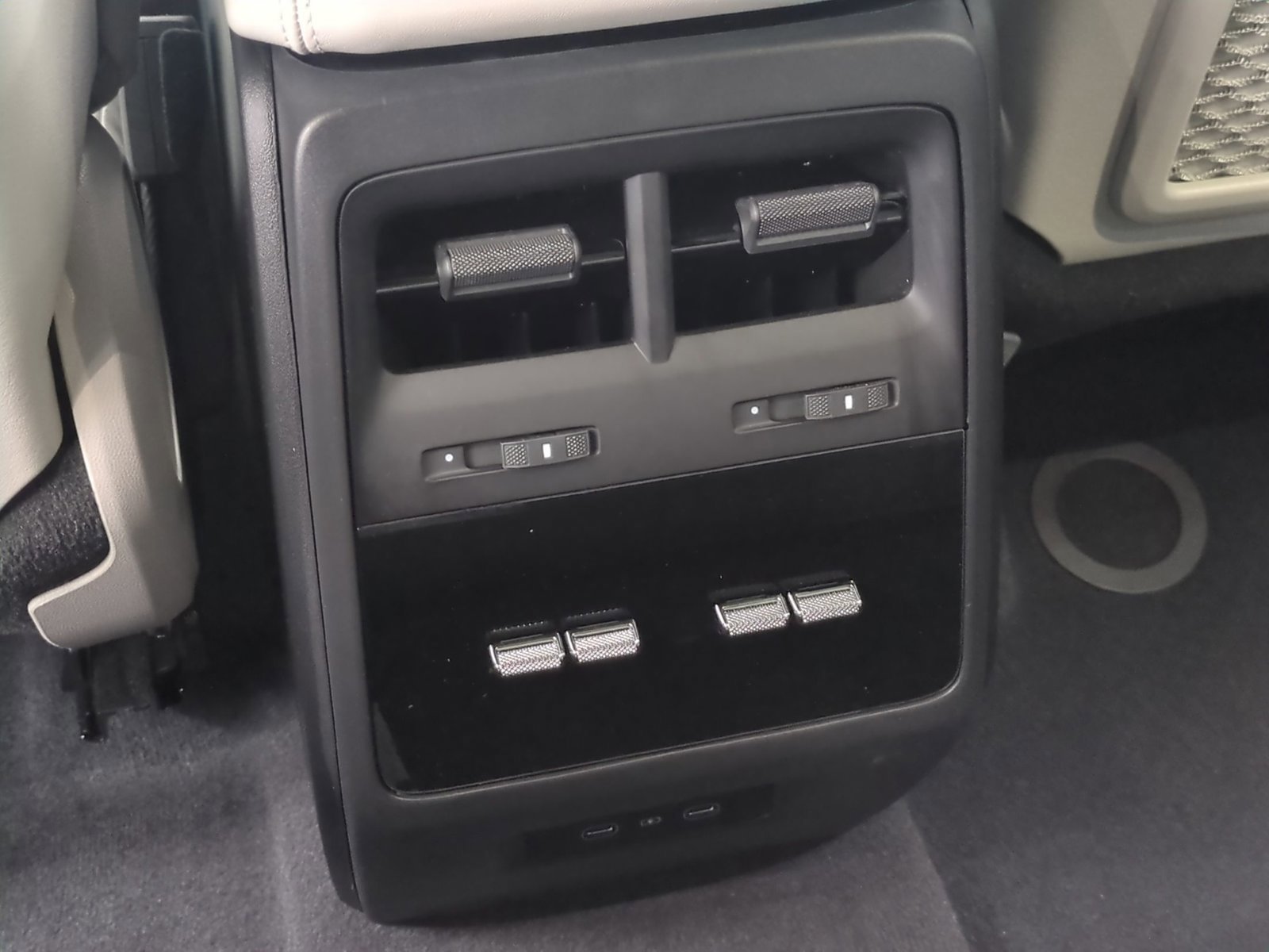 Certified 2025 Porsche Macan Electric RWD image 18