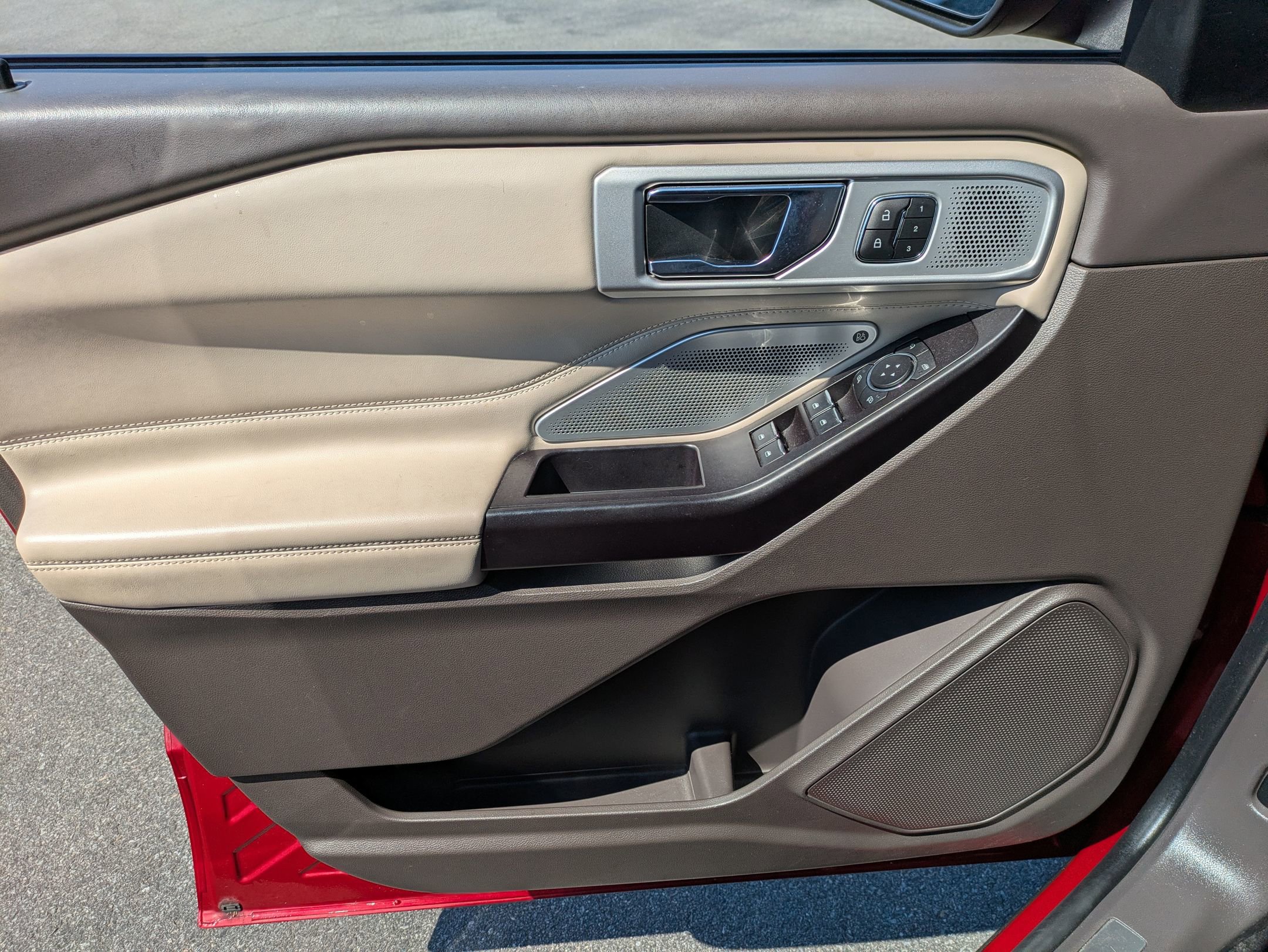 Used 2020 Ford Explorer Platinum w/ Premium Technology Package AWD/4WD image 6