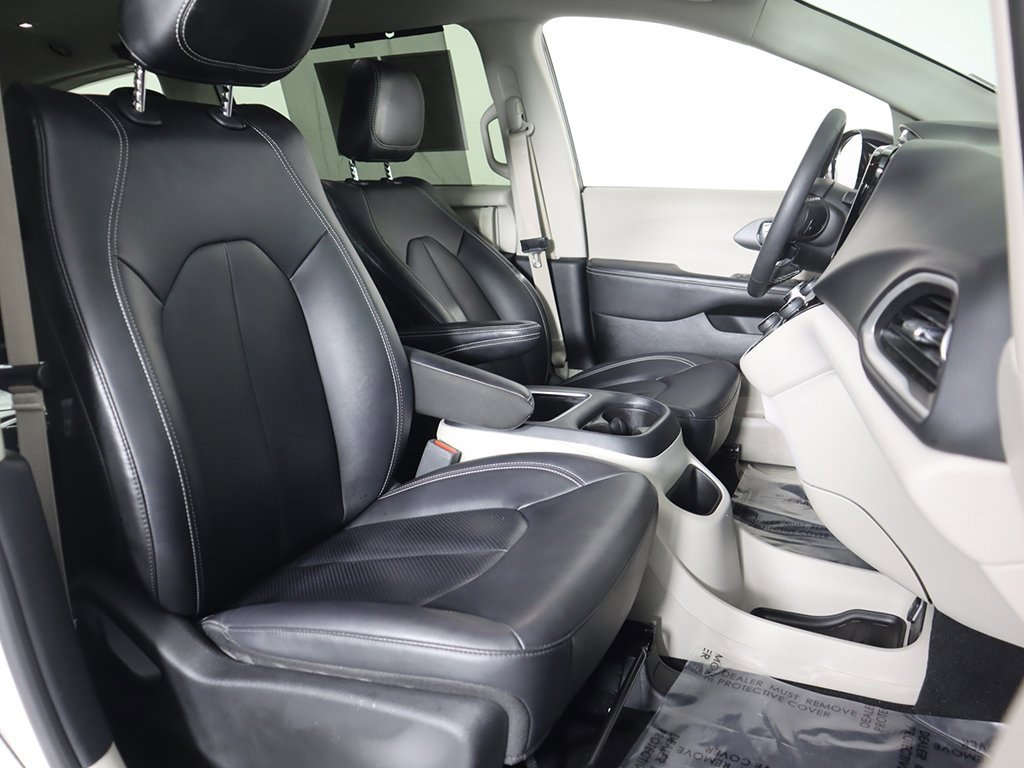 Used 2024 Chrysler Pacifica Touring-L image 27