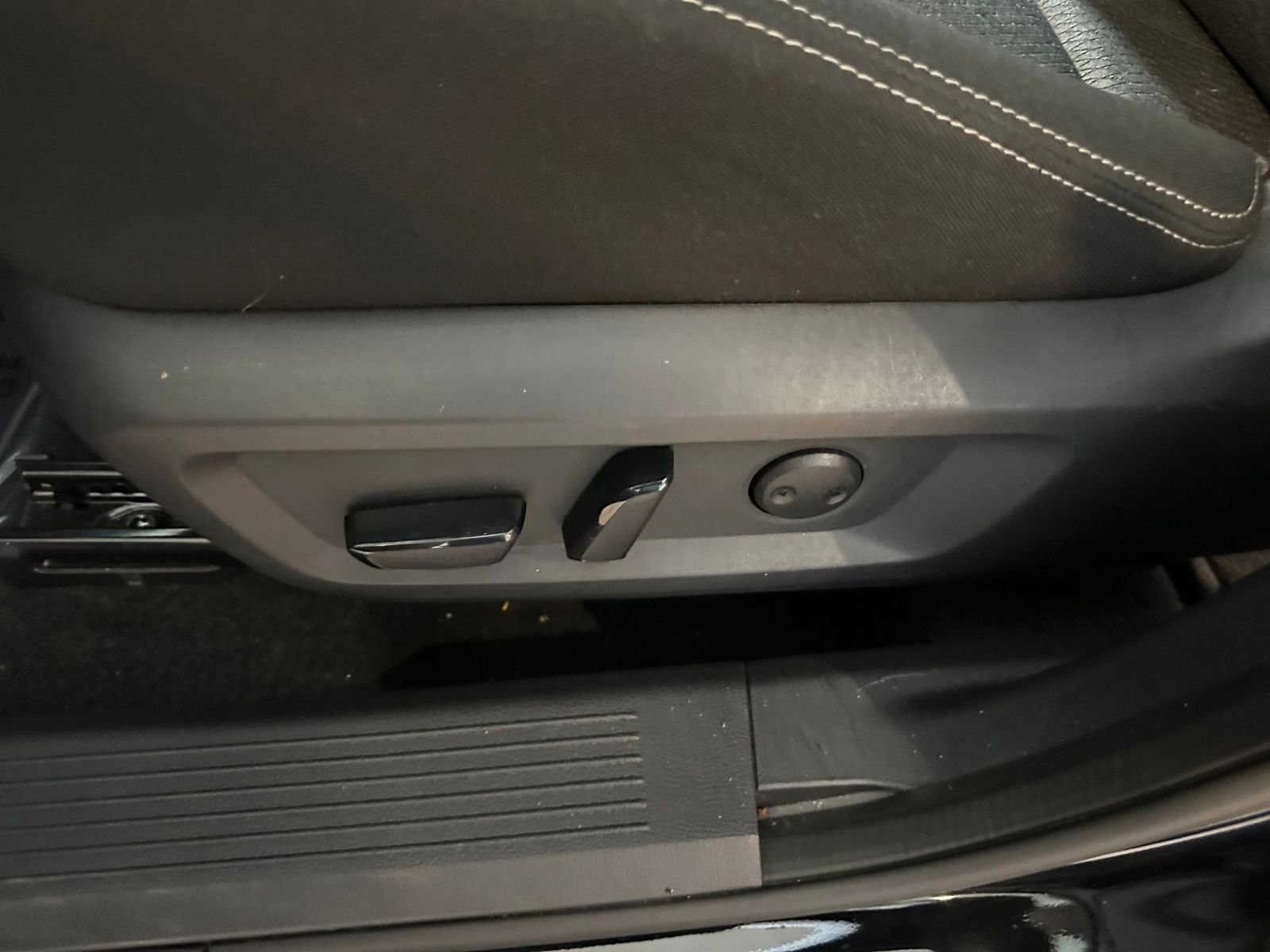 Used 2025 Nissan Rogue SV image 22