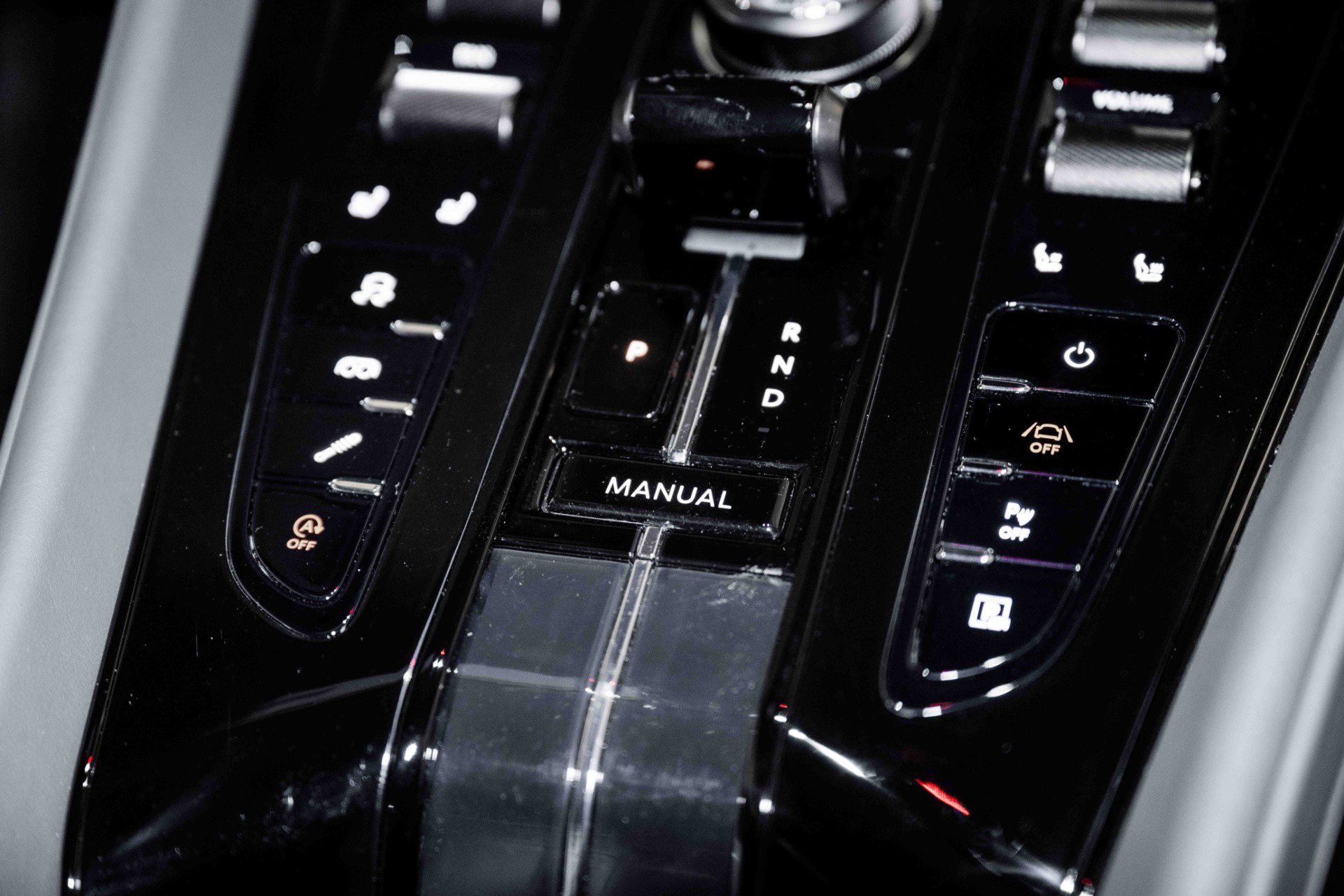 Used 2024 Aston Martin DB12 Coupe image 28