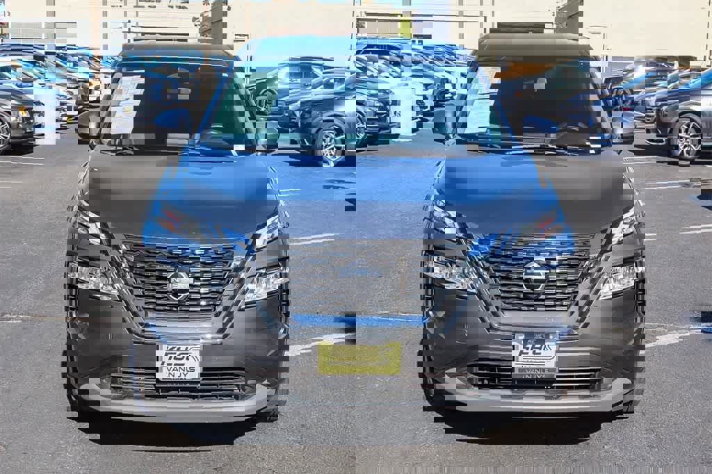 Used 2023 Nissan Rogue SV image 2