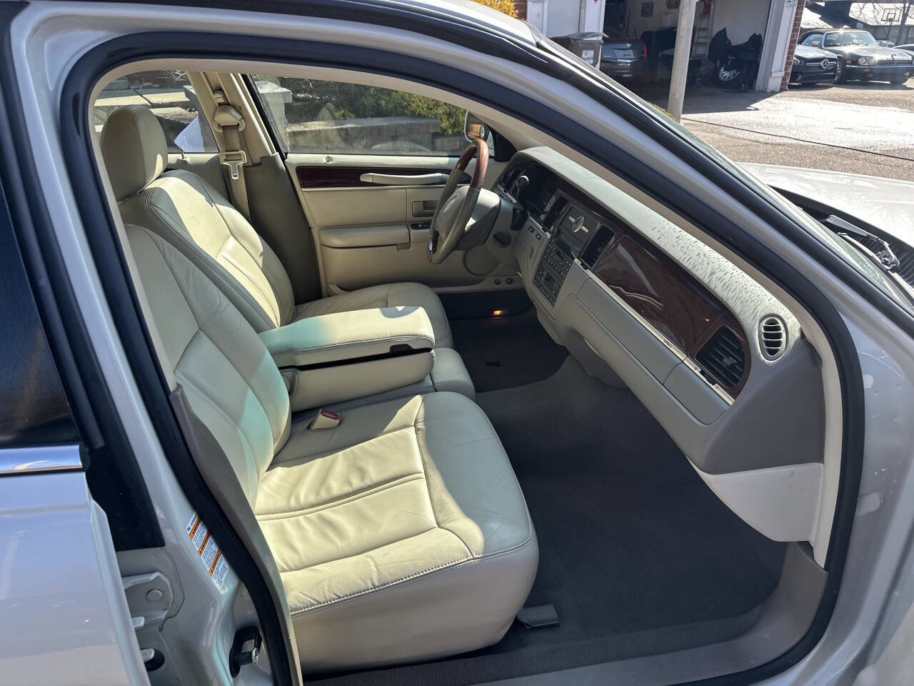 Used 2004 Lincoln Town Car Ultimate image 23