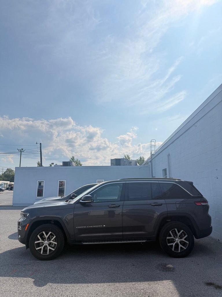 Used 2025 Jeep Grand Cherokee Limited AWD/4WD image 4