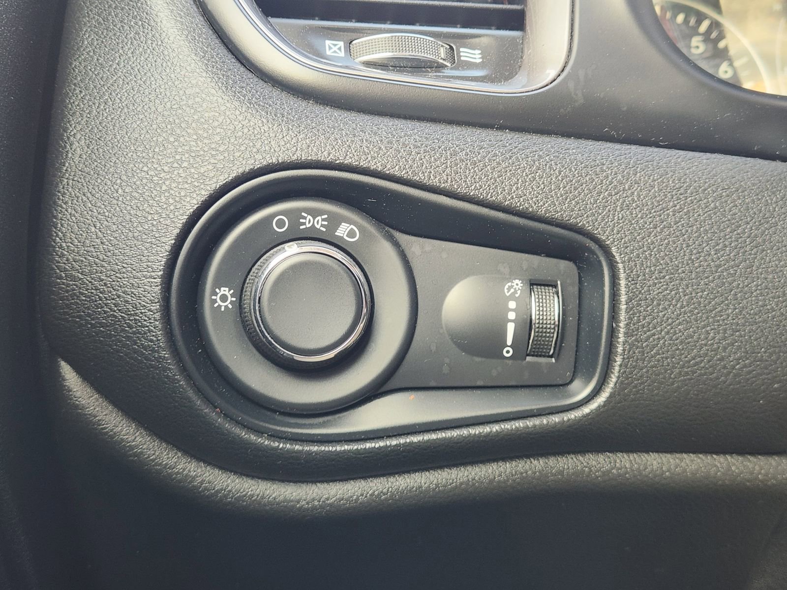 Used 2023 Jeep Renegade Latitude AWD/4WD image 22