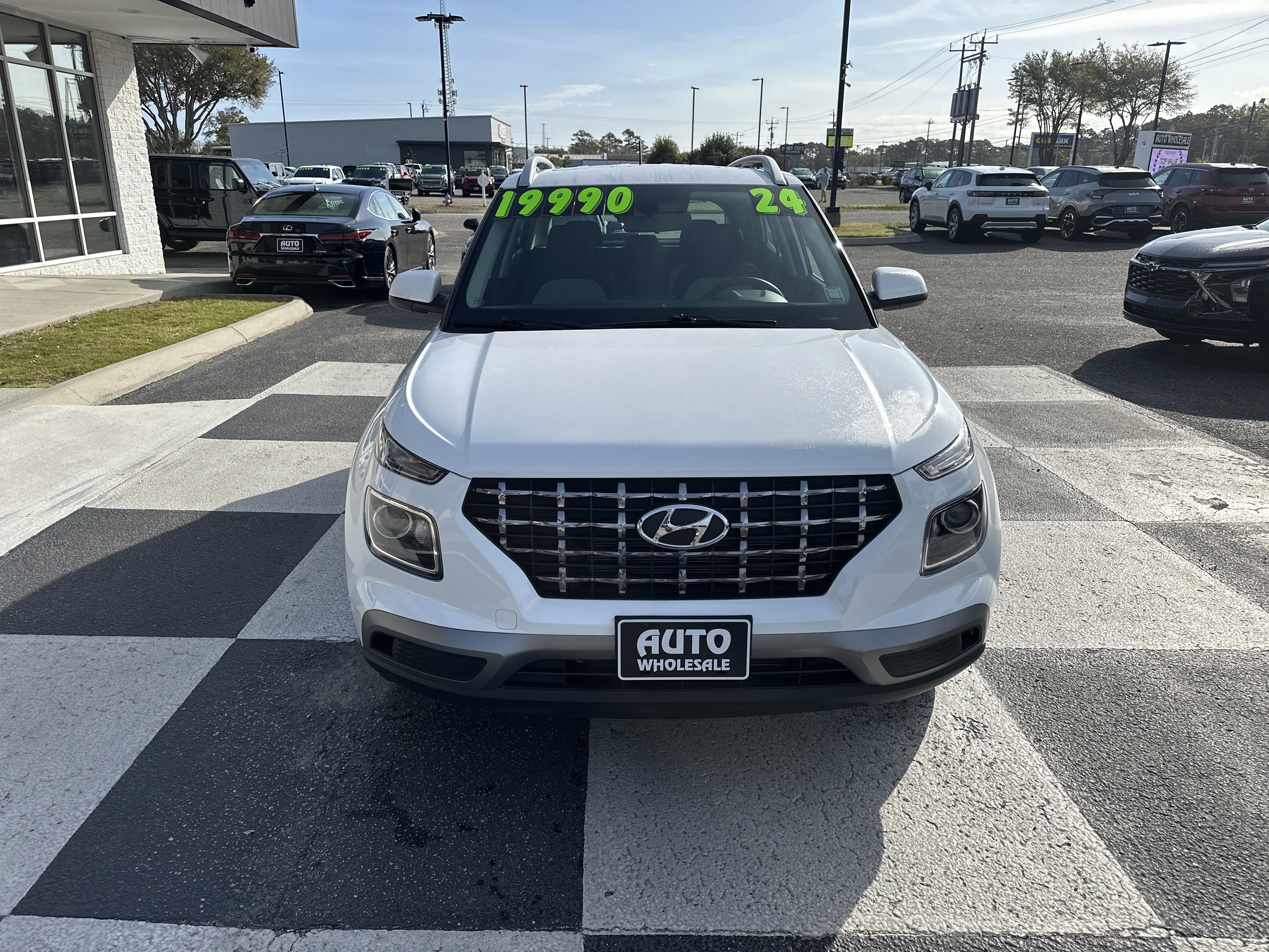 Used 2024 Hyundai Venue SEL image 2
