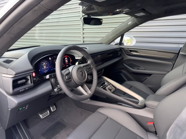New 2025 Porsche Macan Turbo Electric AWD/4WD image 4