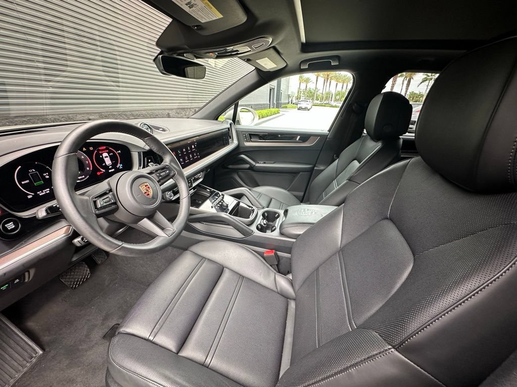 Certified 2025 Porsche Cayenne E-Hybrid AWD/4WD image 4